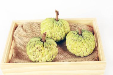 Beyaz arkaplanda yeşil taze guava