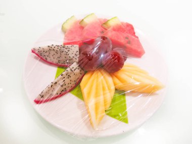 taze tropikal meyveler beyaz tabakta