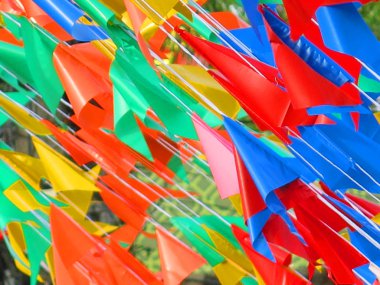 Açık havada asılı renkli bayrak manzarası