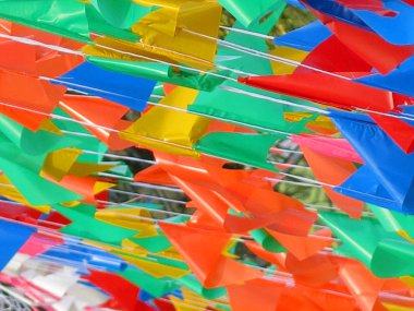 Açık havada asılı renkli bayrak manzarası