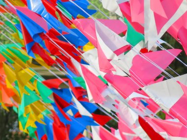 Açık havada asılı renkli bayrak manzarası