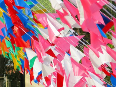 Açık havada asılı renkli bayrak manzarası