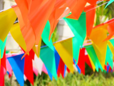 Açık havada asılı renkli bayrak manzarası