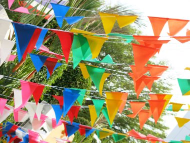 Açık havada asılı renkli bayrak manzarası