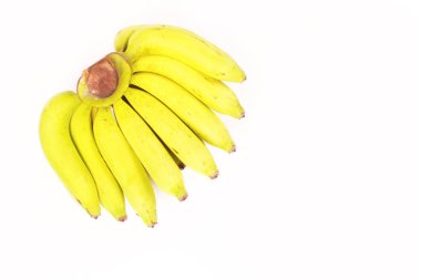 Beyaz arka planda taze çiğ muzlar 