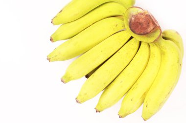 Beyaz arka planda taze çiğ muzlar 