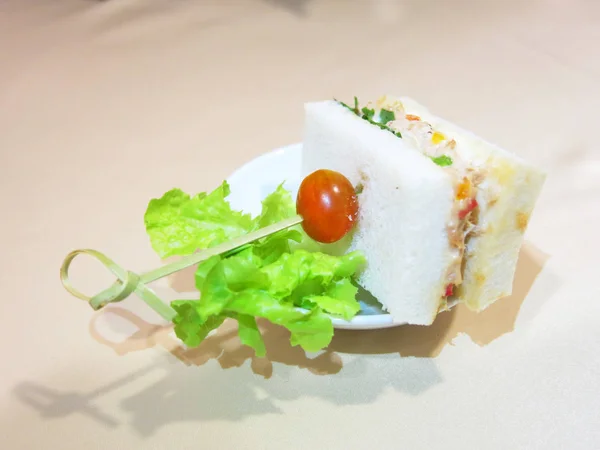 Sandwich Mit Käse Und Gemüse Auf Einem Weißen Teller — Stockfoto