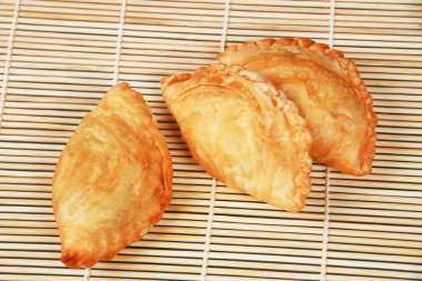 Beyaz tabakta taze pişmiş çörekler.