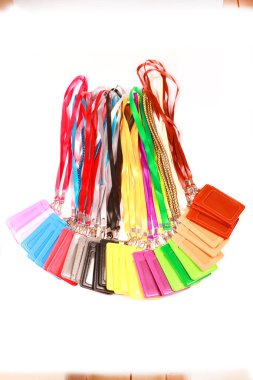 Beyaz arkaplanda renkli parlak kartlar