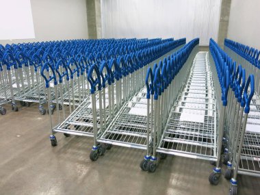 Süpermarkette alışveriş arabaları