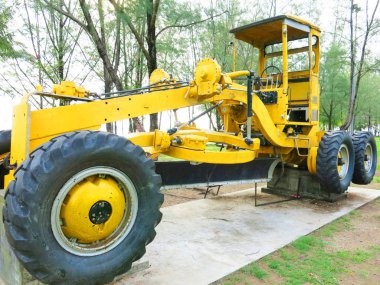 Sarı kazıcı yolda.