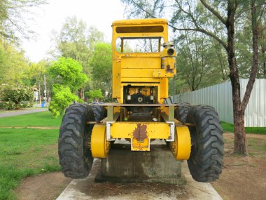 Sarı kazıcı yolda.