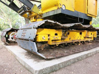 Sarı kazıcı yolda.