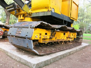 Sarı kazıcı yolda.