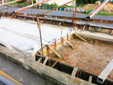 Yeni inşaat alanında metal yapılar