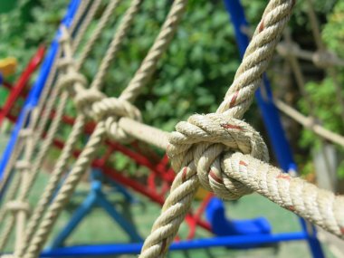 Güneşli bir günde oyun parkındaki iplerin yakın çekim görüntüsü