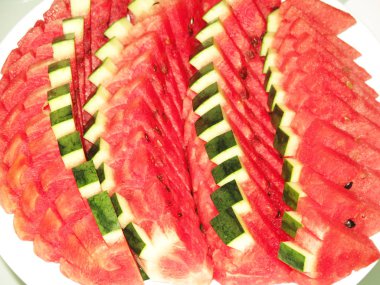 Beyaz arkaplanda karpuz dilimleri