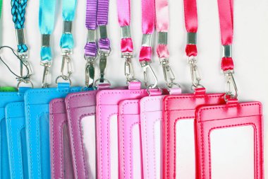 Beyaz arkaplanda renkli parlak kartlar