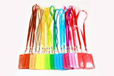 Beyaz arkaplanda renkli parlak kartlar