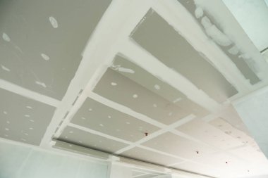 Modern bir binanın içinde.