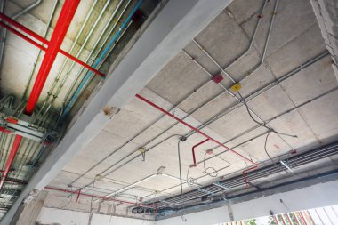 İnşaat iskelesi ve boruları olan bir inşaat alanı. 