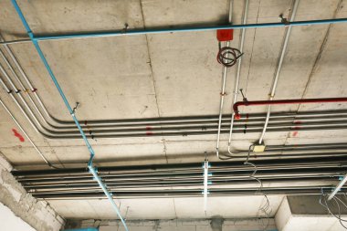 İnşaat iskelesi ve boruları olan bir inşaat alanı. 