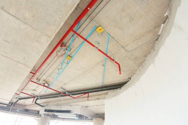 İnşaat iskelesi ve boruları olan bir inşaat alanı. 