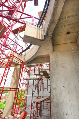 İnşaat iskelesi ve çelik yapıları olan bir inşaat alanı. 