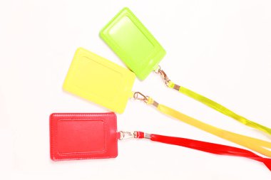 Beyaz arkaplanda renkli parlak kartlar