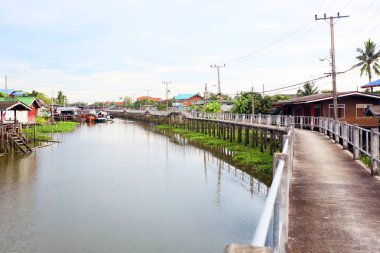 Kırsal kesimdeki eski köprü ve nehir