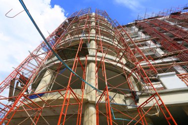 Şehirde iskelesi olan bir inşaat alanı.