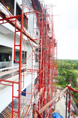 Şehirde iskelesi olan bir inşaat alanı.