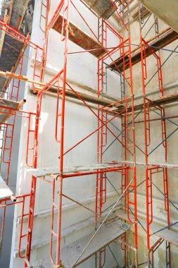 Şehirde iskelesi olan bir inşaat alanı.