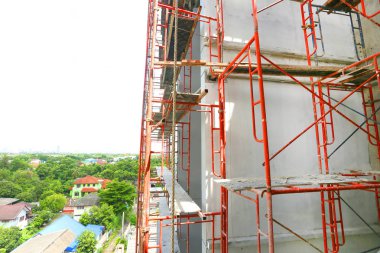 Şehirde iskelesi olan bir inşaat alanı.