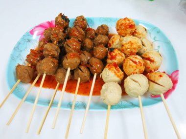 Sebze ve soslu ızgara tavuk şişi.