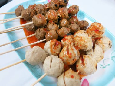 Sebze ve soslu ızgara tavuk şişi.