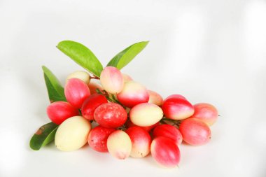 Beyaz arka planda Tayland taze meyvesi (Carissa carandas).