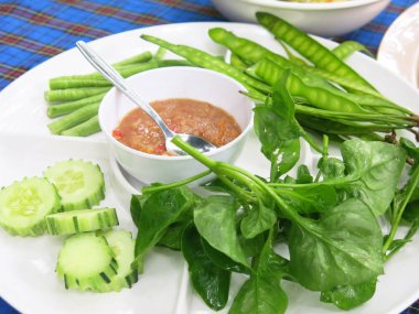 Taze sebzeli salata ve sos.