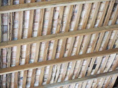 Bina çatısı olan ahşap bir ev. 