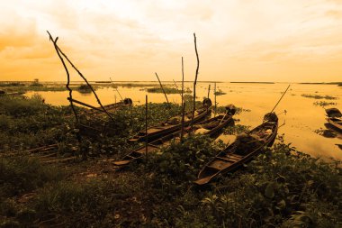 Nehirde balıkçı tekneleri 