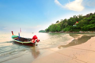 Denizde teknesi olan güzel tropikal plajlar.