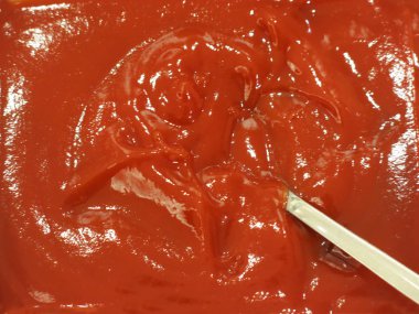 Beyaz arkaplanda kırmızı domates sosu