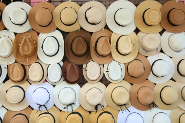 Bir sürü farklı şapka.