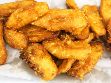 Susamlı kızarmış tavuk kanadı.