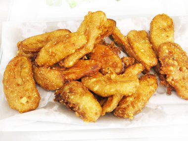 Susamlı kızarmış tavuk kanadı.