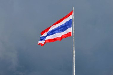 flagstaff üzerinde güzel gökyüzü ile Tayland bayrağı.