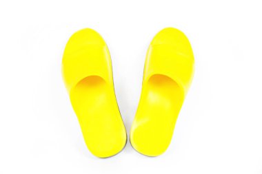 Beyaz arkaplanda izole edilmiş parmak arası terliklerin yakın plan görüntüsü