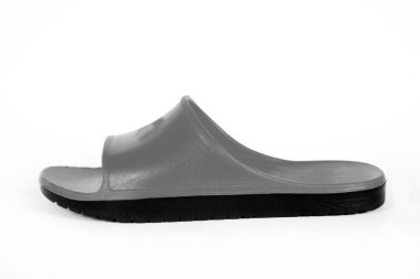 Beyaz arkaplanda izole edilmiş parmak arası terliklerin yakın plan görüntüsü