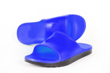 Beyaz arkaplanda izole edilmiş parmak arası terliklerin yakın plan görüntüsü