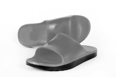 Beyaz arkaplanda izole edilmiş parmak arası terliklerin yakın plan görüntüsü